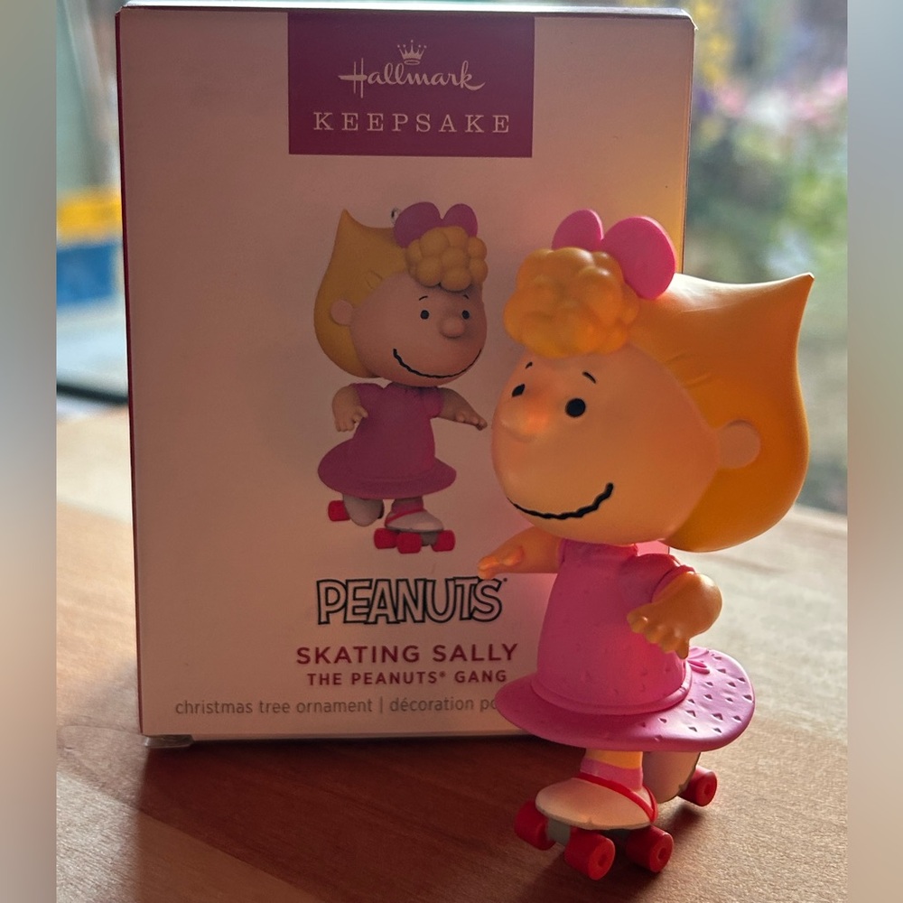 🆕🎄Hallmark KEEPSAKE ~ Skating Sally 🩷 The Peanuts Gang 🥜 Ornament 2024